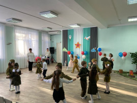 Двадцать третье февраля Отмечаем мы не зря! Двадцать третье февраля Отмечаем мы не зря!.