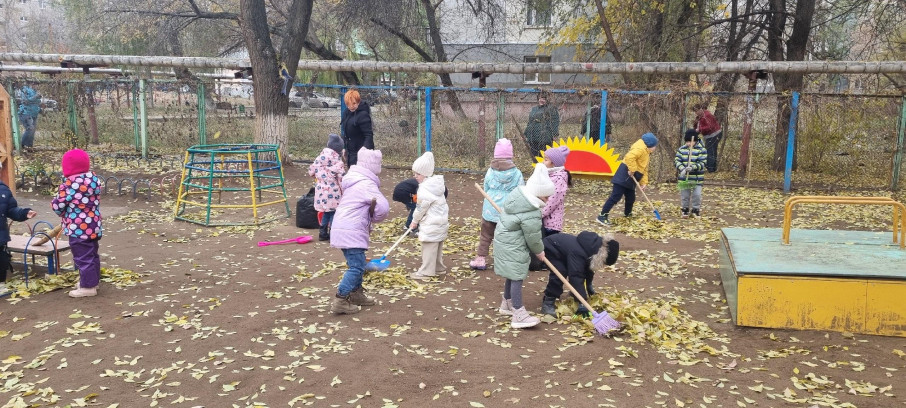 Трудовая деятельность детей на участке осенью Трудовая деятельность детей на участке осенью.